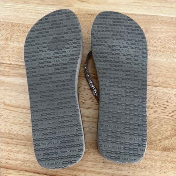 Yellow Box Women's Tan Flip Flops Size 9 Lots of Bling Worn Once - Picture 3 of 14